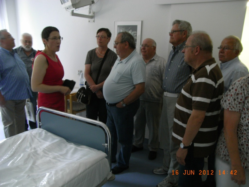 Exkursion des LVBW in das Marienhospital in Stuttgart mit Besichtigung des Schlaflabors im Juni 2012. Führung im Schlaflabor von Frau Dr. Hackh, Oberärztin Schlafmedizin im Marienhospital